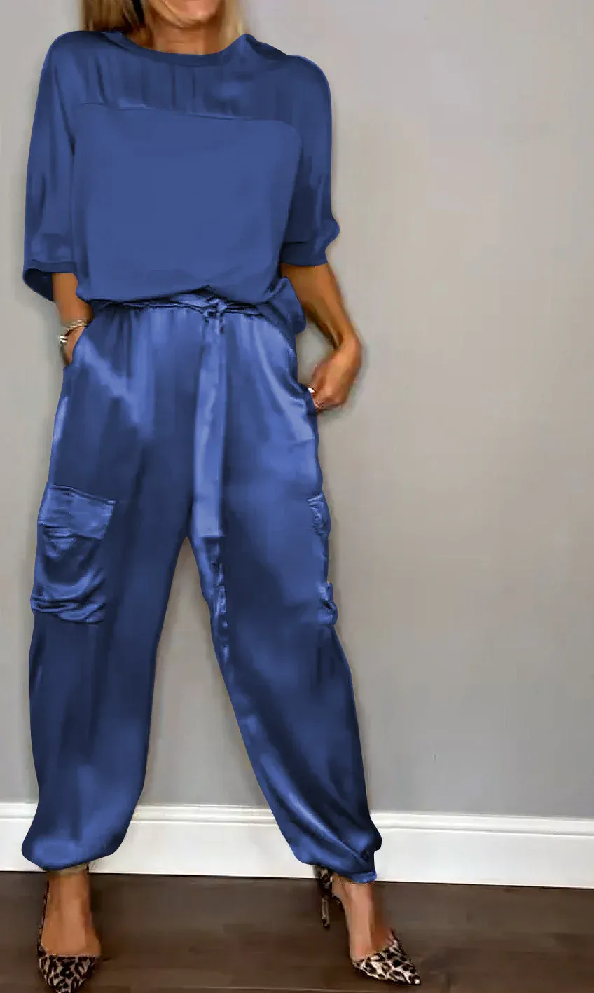 Dana® | 2-piece women's suit with short sleeves and trousers in smooth satin