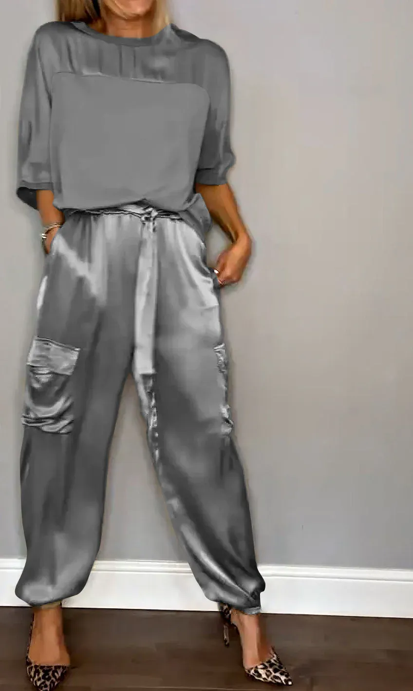 Dana® | 2-piece women's suit with short sleeves and trousers in smooth satin