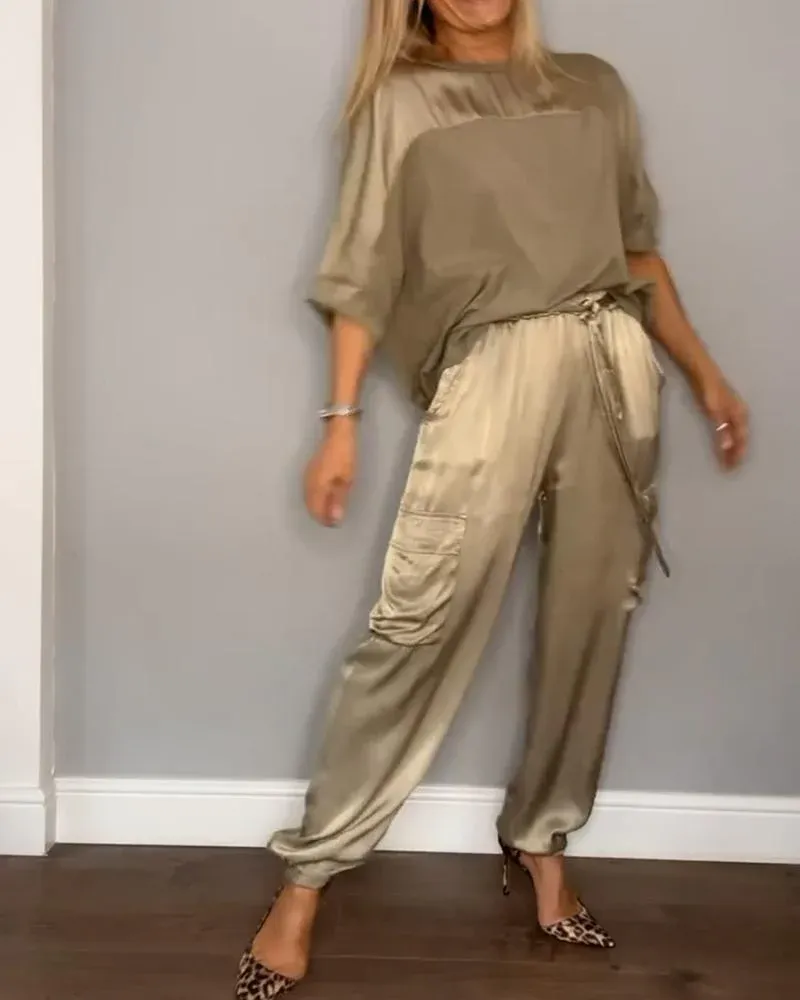 Dana® | 2-piece women's suit with short sleeves and trousers in smooth satin