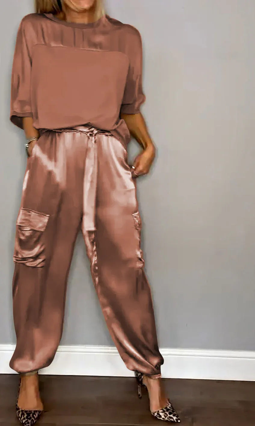 Dana® | 2-piece women's suit with short sleeves and trousers in smooth satin