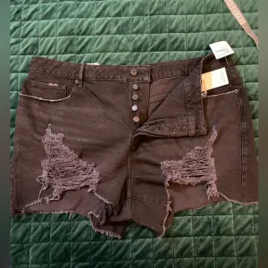 Good American Black denim bombshell shorts