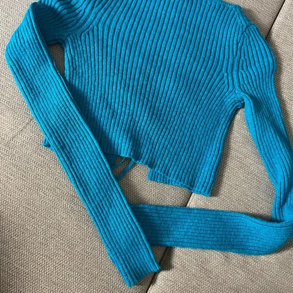 Hours lua cropped keyhole sweater in cerulean blue size small