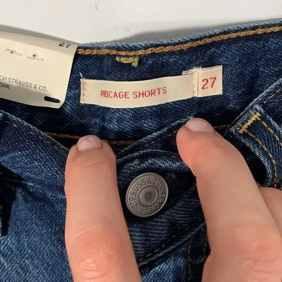 Levi’s Premium Ribcage Stretch Shorts, size 27 NWT