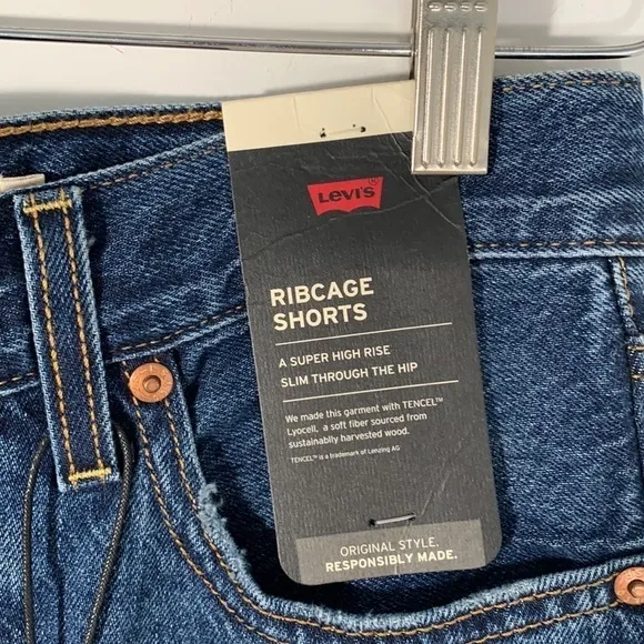 Levi’s Premium Ribcage Stretch Shorts, size 27 NWT
