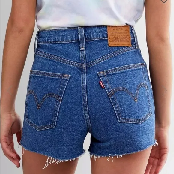 Levi’s Premium Ribcage Stretch Shorts, size 27 NWT
