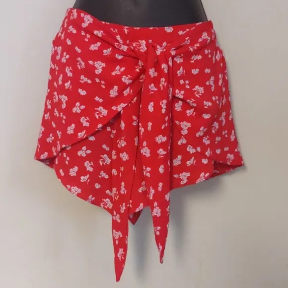 LF ONE WAY Floral Wrap Shorts 8 Red