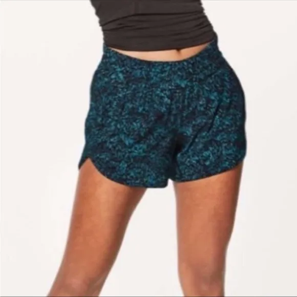 Lululemon Tracker Short V Illuminate Multi Blue/ Black size 8