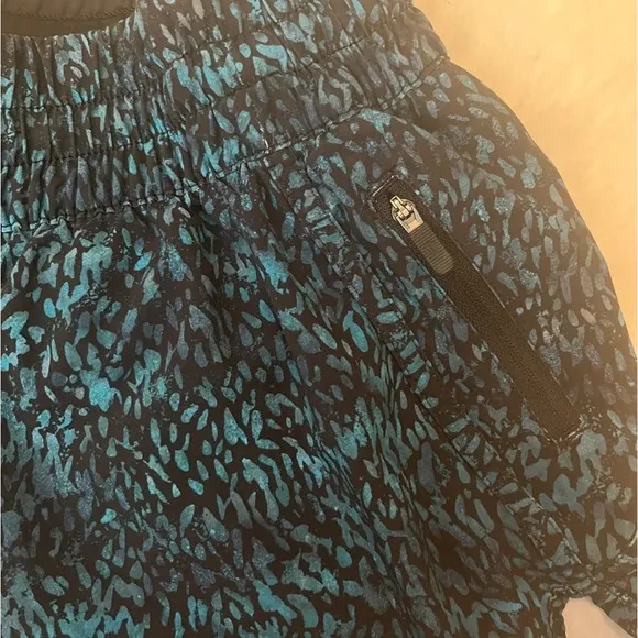 Lululemon Tracker Short V Illuminate Multi Blue/ Black size 8