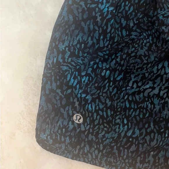 Lululemon Tracker Short V Illuminate Multi Blue/ Black size 8