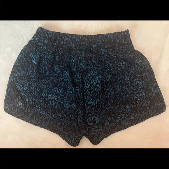 Lululemon Tracker Short V Illuminate Multi Blue/ Black size 8
