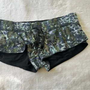 Lululemon Water: Surf Short Reversible Floral Sport White Multi / Black Size 10