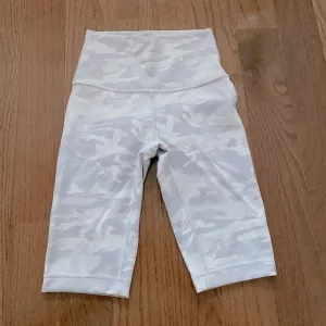 Lululemon Wunder Under Short 10” Ribbed pants in Incognito Camo Jacquard Alpine