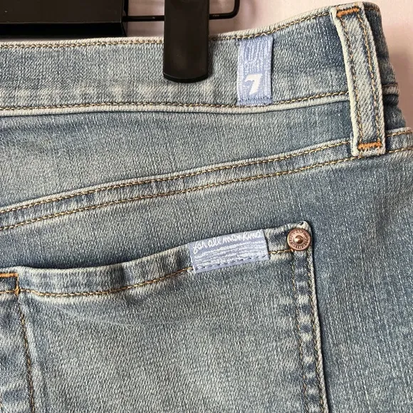 NWT 7 For All Mankind Broken Twill Mid Roll Short in Coco Privé Light Wash