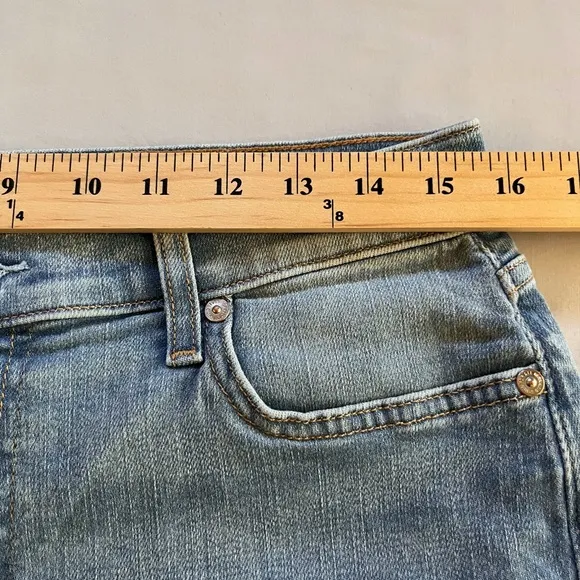 NWT 7 For All Mankind Broken Twill Mid Roll Short in Coco Privé Light Wash
