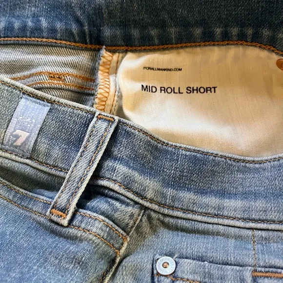 NWT 7 For All Mankind Broken Twill Mid Roll Short in Coco Privé Light Wash