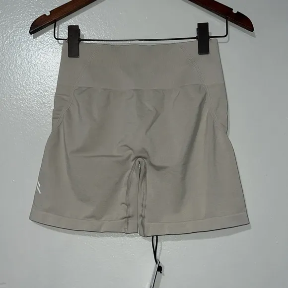 ONER ACTIVE EFFORTLESS SEAMLESS SHORTS IN SAND - SMALL