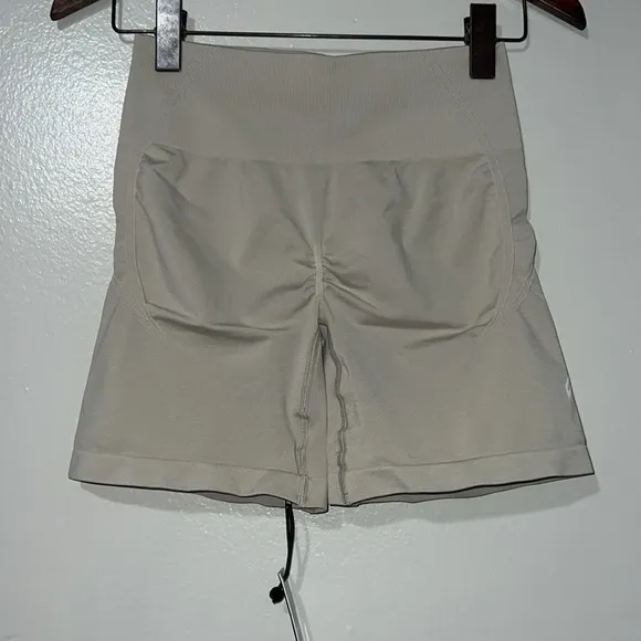 ONER ACTIVE EFFORTLESS SEAMLESS SHORTS IN SAND - SMALL